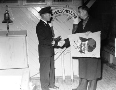 Aanbieden wapenschild aan de Hr. Ms. Terschelling door burgemeester van Terschel, Bestanddeelnr 904-2964