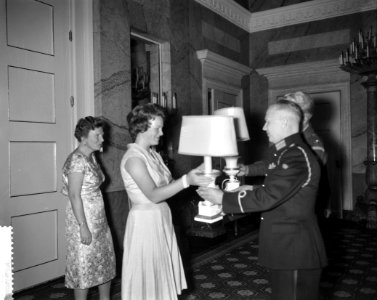 Aanbieden cadeaus aan Prinses Irene , adjudant onderofficier A. van Wijk en sold, Bestanddeelnr 911-4812