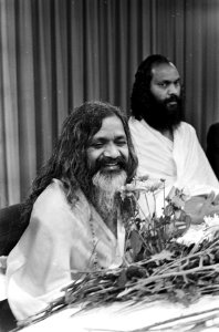 Aankomst Maharish Makesh Yogi op Schiphol. M. M. Yogi vergezeld van Dramayari Do, Bestanddeelnr 920-6589