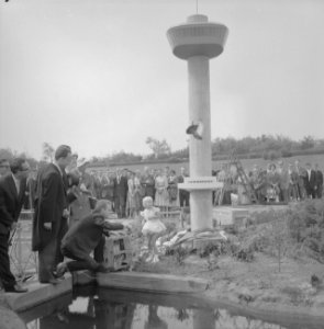 Aanbieden van klein model Euromast in Madurodam, door de Katholieke Studentenver, Bestanddeelnr 911-2848