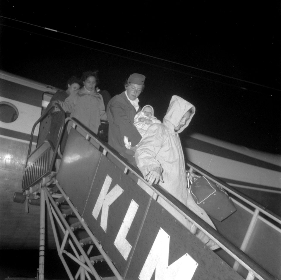Aankomst Maastricht met Indonesische evacués uit Singapore op Schiphol, Bestanddeelnr 909-2087