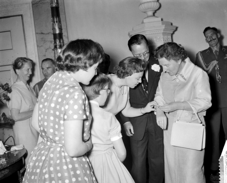 Aanbieden geschenk van het Nederlandse Volk aan koningin Juliana , v.l.n.r. Prin, Bestanddeelnr 910-3298
