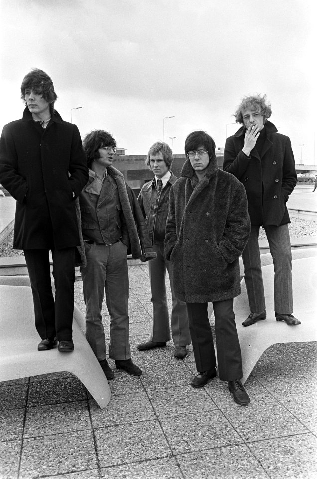 Aankomst Manfred Mann (tweede van rechts) en zijn groep op Schiphol, Bestanddeelnr 921-1861