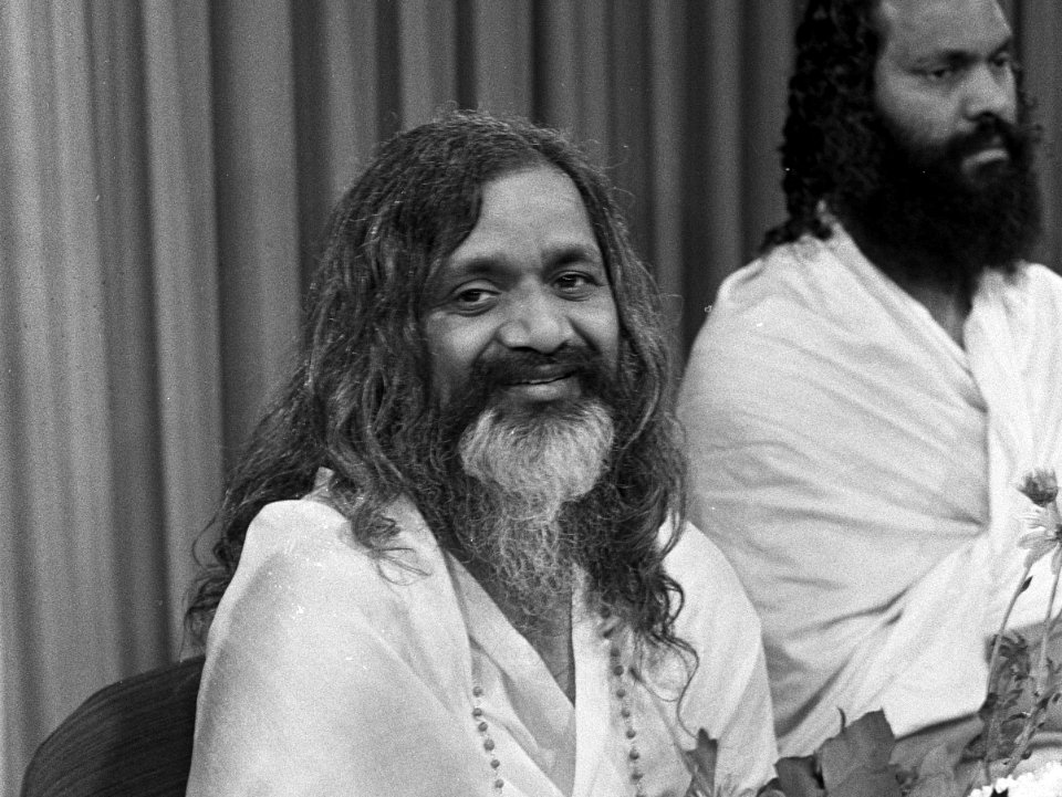 Aankomst Maharish Makesh Yogi op Schiphol. M. M. Yogi vergezeld van Dramayari Do, Bestanddeelnr 920-6591 (cropped)