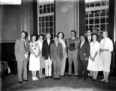Aanbieden van een plaquette door Amerikaanse leerlingen aan Burgemeester Van Hal, Bestanddeelnr 910-5726
