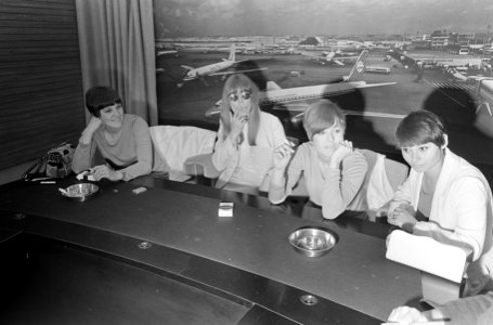 Aankomst mannequins (mini-happening) op Schiphol, tijdens persconferentie, Bestanddeelnr 919-2293