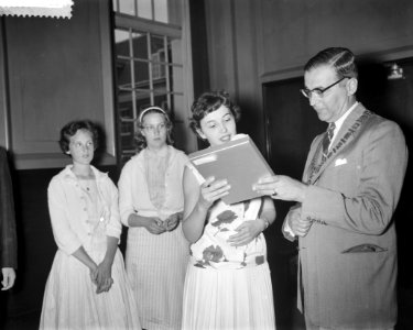 Aanbieden van een plaquette door Amerikaanse leerlingen aan Burgemeester Van Hal, Bestanddeelnr 910-5727