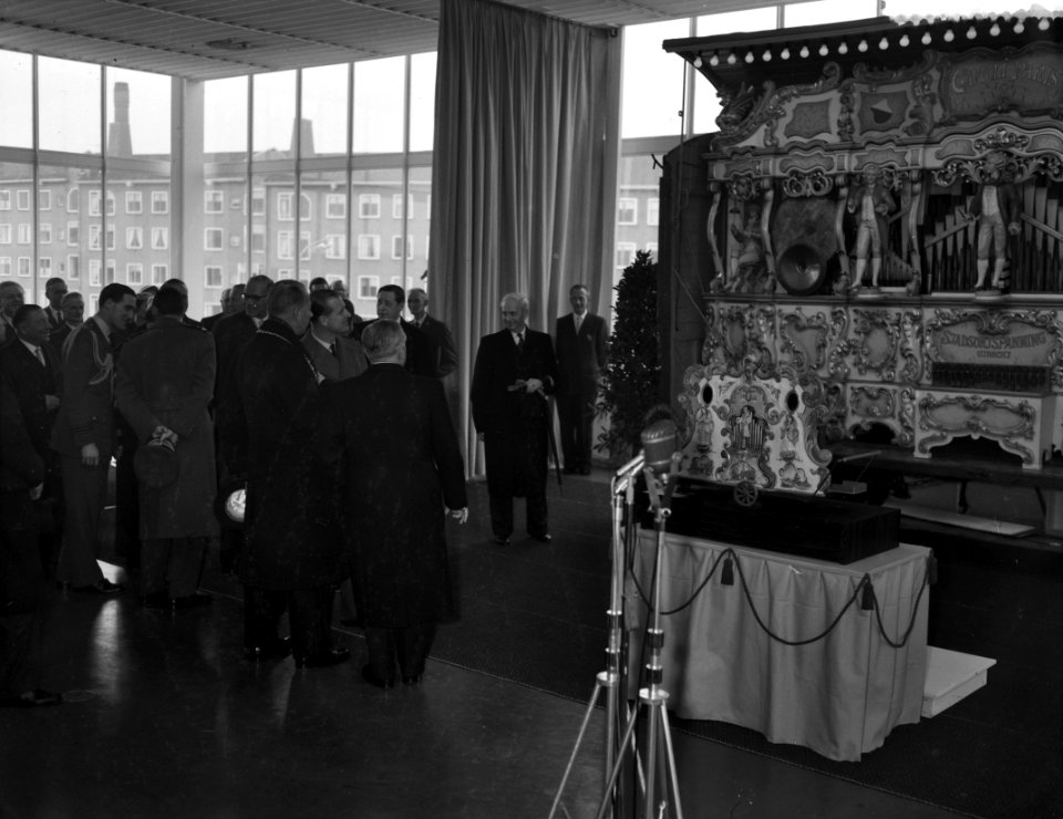 Aanbieden van draaiorgel voor Prins Charles, Bestanddeelnr 909-4401