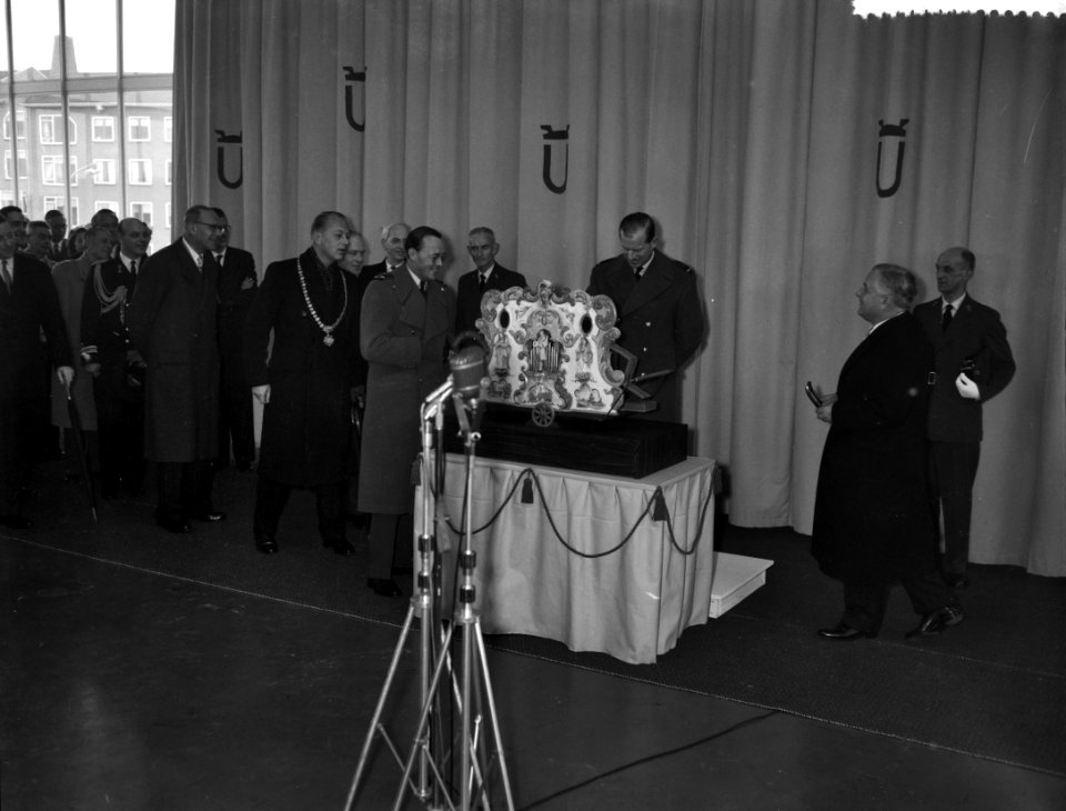Aanbieden van draaiorgel voor Prins Charles, Bestanddeelnr 909-4399