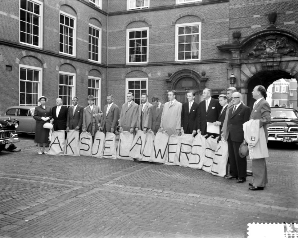 Aanbieden petitie inzake de kwestie Lauwerszee, de deputatie op het Binnenhof, Bestanddeelnr 910-7127