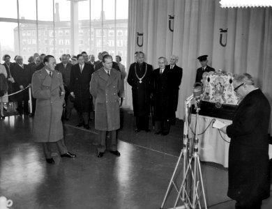 Aanbieden van draaiorgel voor Prins Charles, Bestanddeelnr 909-4402