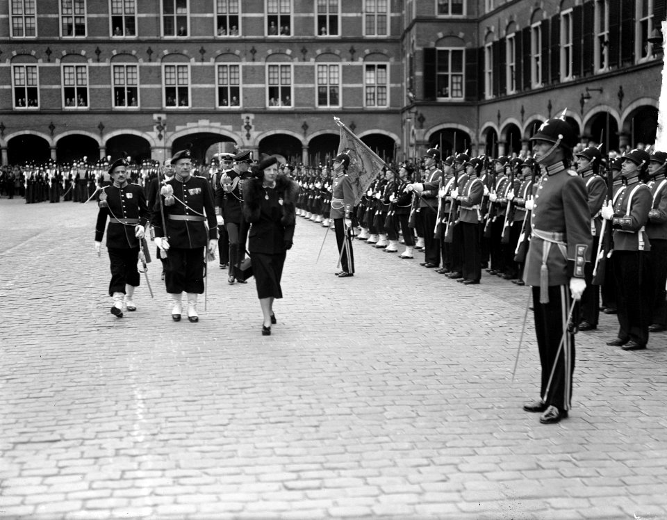 Aanbieding garde-uniform aan H. M., Bestanddeelnr 903-0155