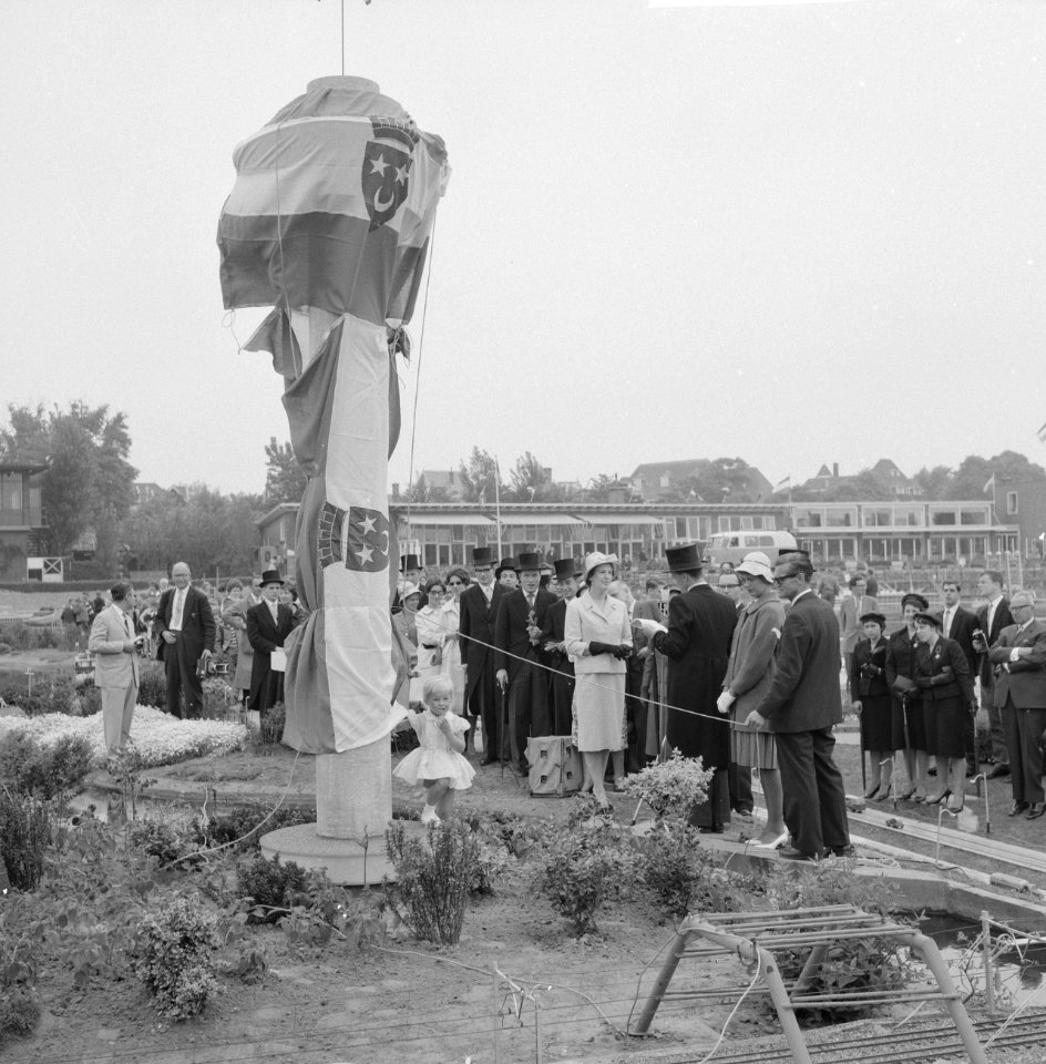 Aanbieden van klein model Euromast in Madurodam, door de Katholieke Studentenver, Bestanddeelnr 911-2847