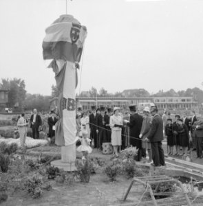 Aanbieden van klein model Euromast in Madurodam, door de Katholieke Studentenver, Bestanddeelnr 911-2847