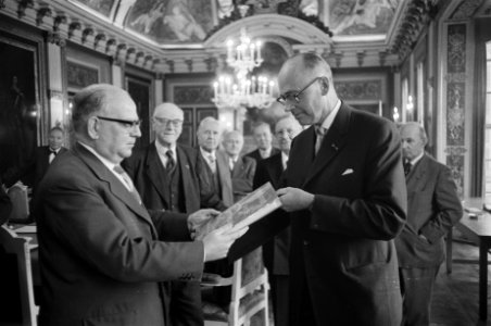 Aanbieding eindrapport door voorzitter deltacommissie ir. A. G. Maris aan drs. H, Bestanddeelnr 911-9138