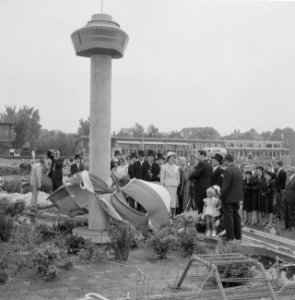 Aanbieden van klein model Euromast in Madurodam, door de Katholieke Studentenver, Bestanddeelnr 911-2843