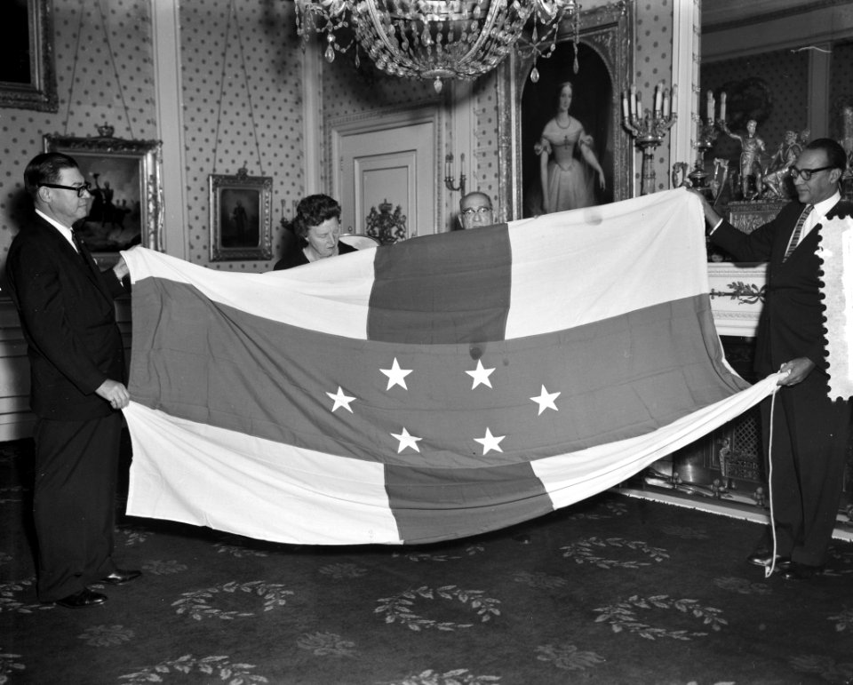 Aanbieden nieuwe vlag Antillen aan de Koningin, Bestanddeelnr 910-8605