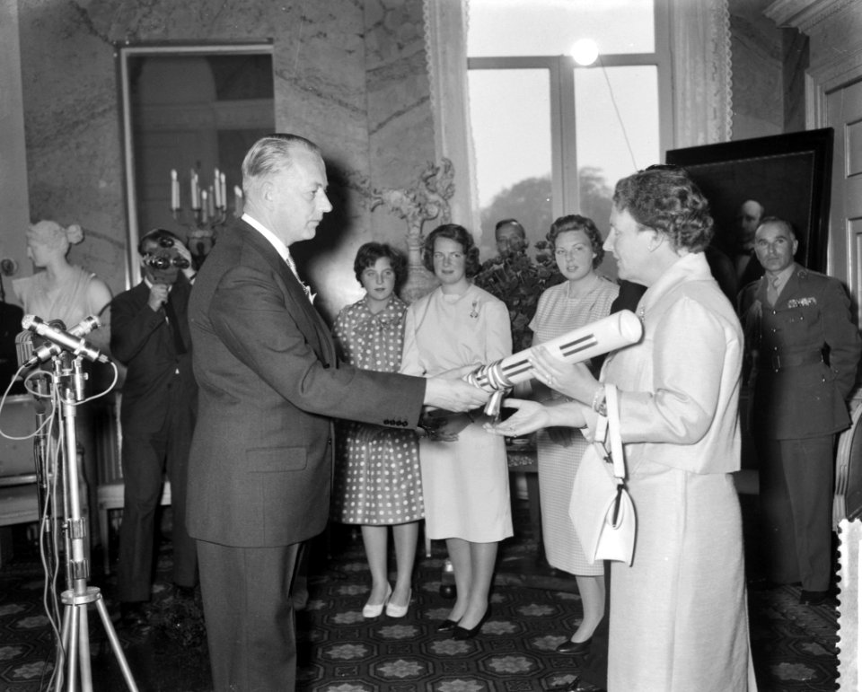 Aanbieden geschenk van het Nederlandse Volk aan koningin Juliana, Burgemeester D, Bestanddeelnr 910-3297