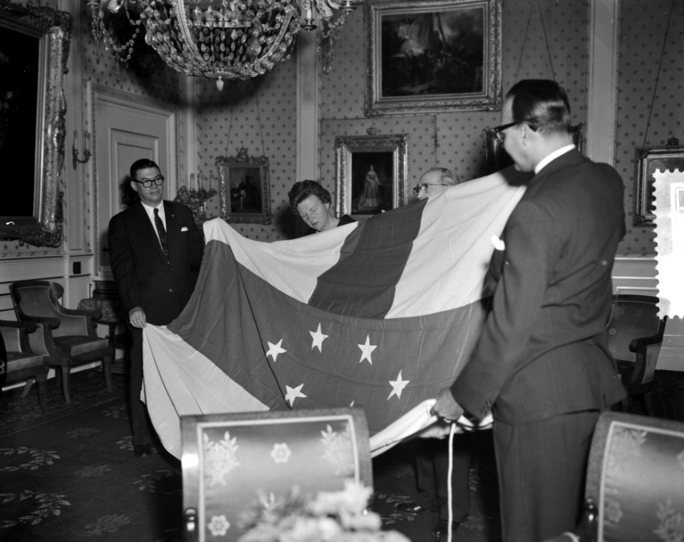 Aanbieden nieuwe vlag Antillen aan de Koningin, Bestanddeelnr 910-8604