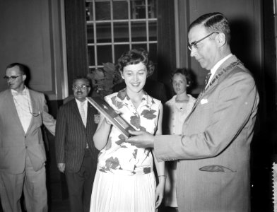 Aanbieden van een plaquette door Amerikaanse leerlingen aan Burgemeester Van Hal, Bestanddeelnr 910-5728