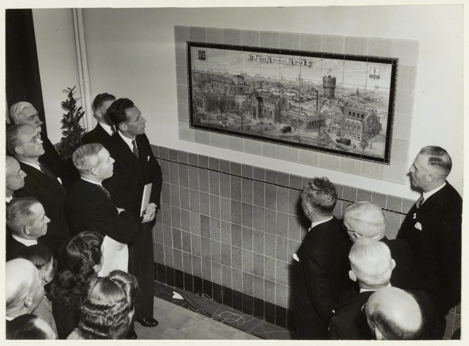 Aanbieding van een tegeltableau bij het gouden jublileum van het (Haarlemse) Gemeentelijk Waterleiding bedrijf. NL-HlmNHA 54001047