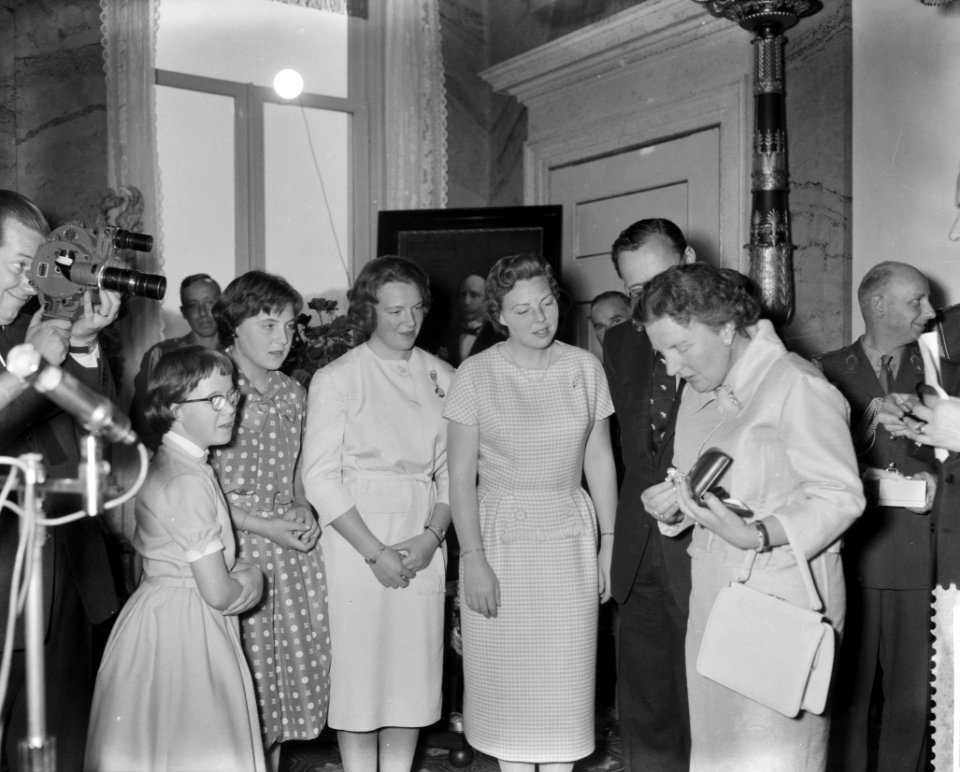 Aanbieden geschenk van het Nederlandse Volk aan koningin Juliana , Prinses Marij, Bestanddeelnr 910-3296