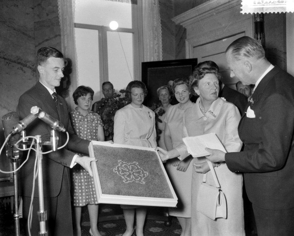 Aanbieden geschenk van het Nederlandse Volk aan koningin Juliana , v.l.n.r. Prin, Bestanddeelnr 910-3299