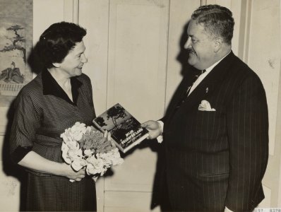 Aanbieding boek Mijn Beloofde Land van Molly Lyons Bar-David aan mevr. Cidor, , Bestanddeelnr 092-0320