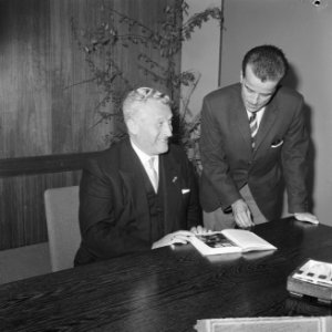 Aanbieding boek over de Slag bij Arnhem aan burgemeester Matser. Rechts de auteu, Bestanddeelnr 915-4486