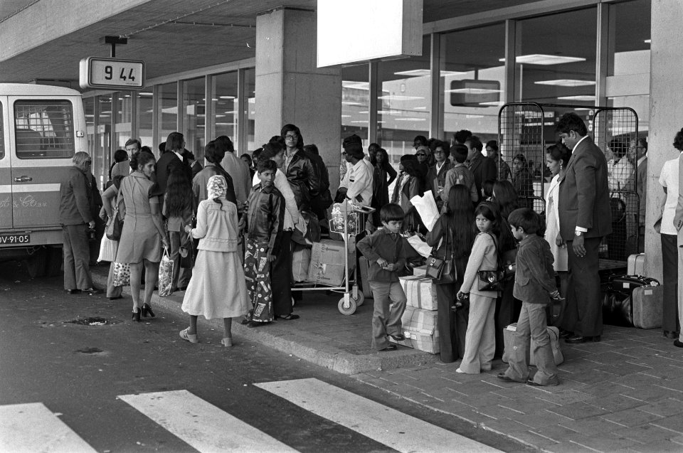 Aankomst Surinamers op Schiphol en opvang in het Witte Huis te Soest Surinamers, Bestanddeelnr 928-1423