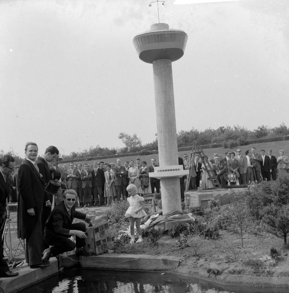 Aanbieden van klein model Euromast in Madurodam, door de Katholieke Studentenver, Bestanddeelnr 911-2842