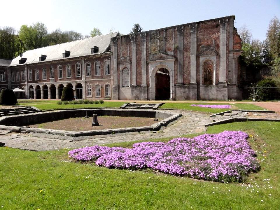 Abbaye d'Aulne, l'esplanade, bâtiment ouest