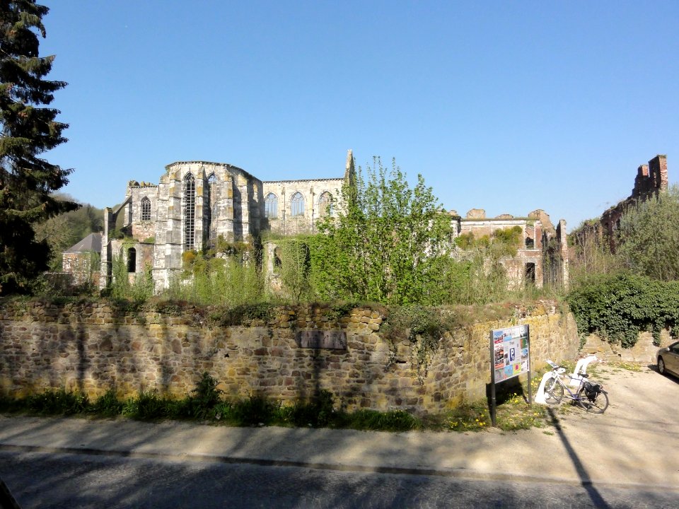 Abbaye d'Aulne vue de l'est