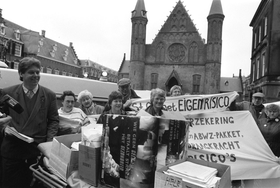 Aanbieden handtekeningen stop het eigen risico op Binnenhof, Bestanddeelnr 934-1478