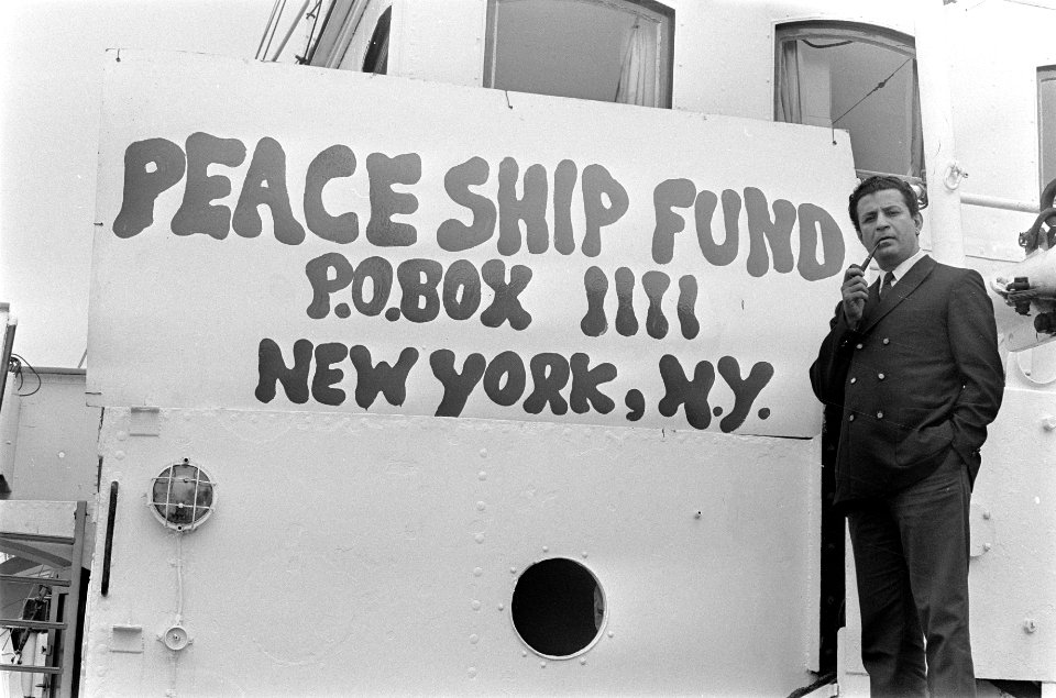 Abie Nathan op zijn schip naast de tekst Peace Ship Fund, Bestanddeelnr 922-6413