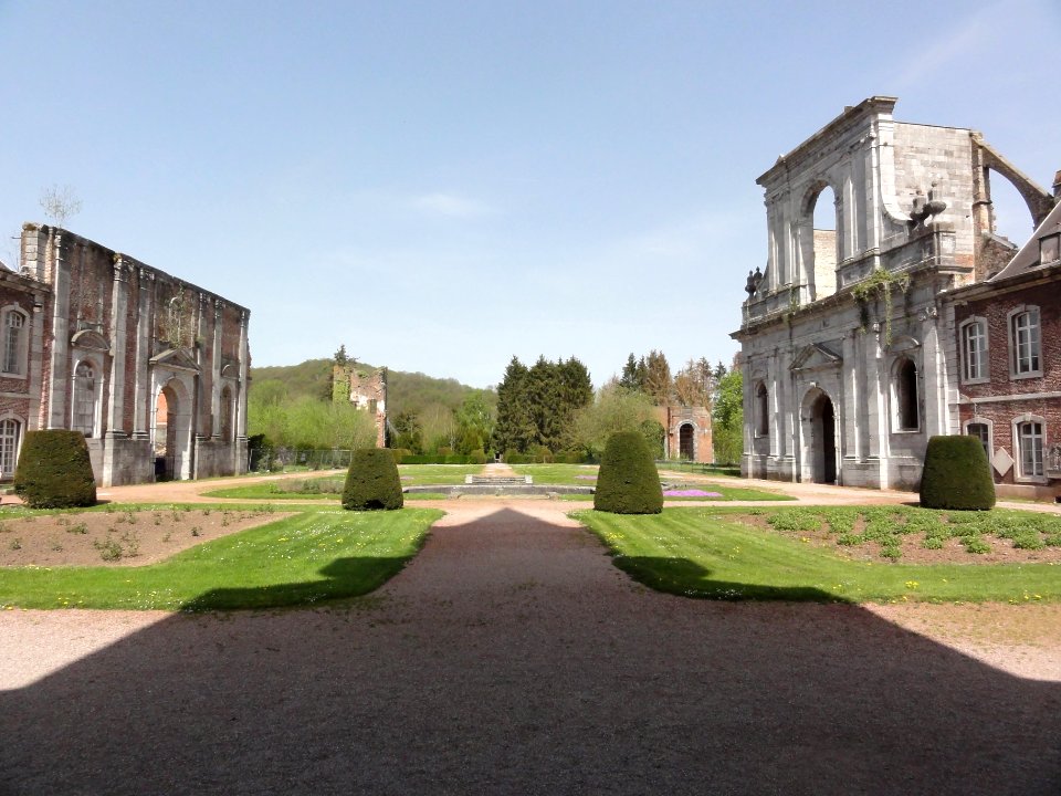 Abbaye d'Aulne, l'esplanade dans l'ombre de l'église moderne