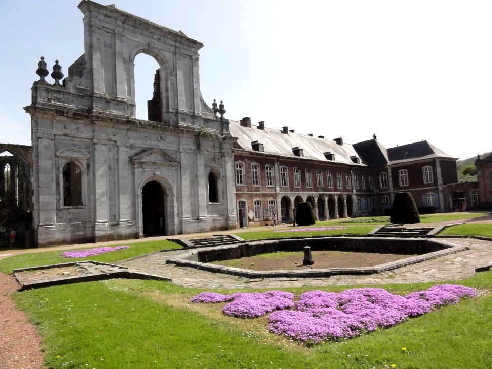 Abbaye d'Aulne, l'esplanade, bâtiment est