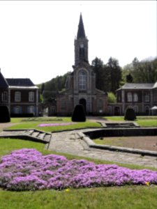 Abbaye d'Aulne, l'esplanade, l'église moderne
