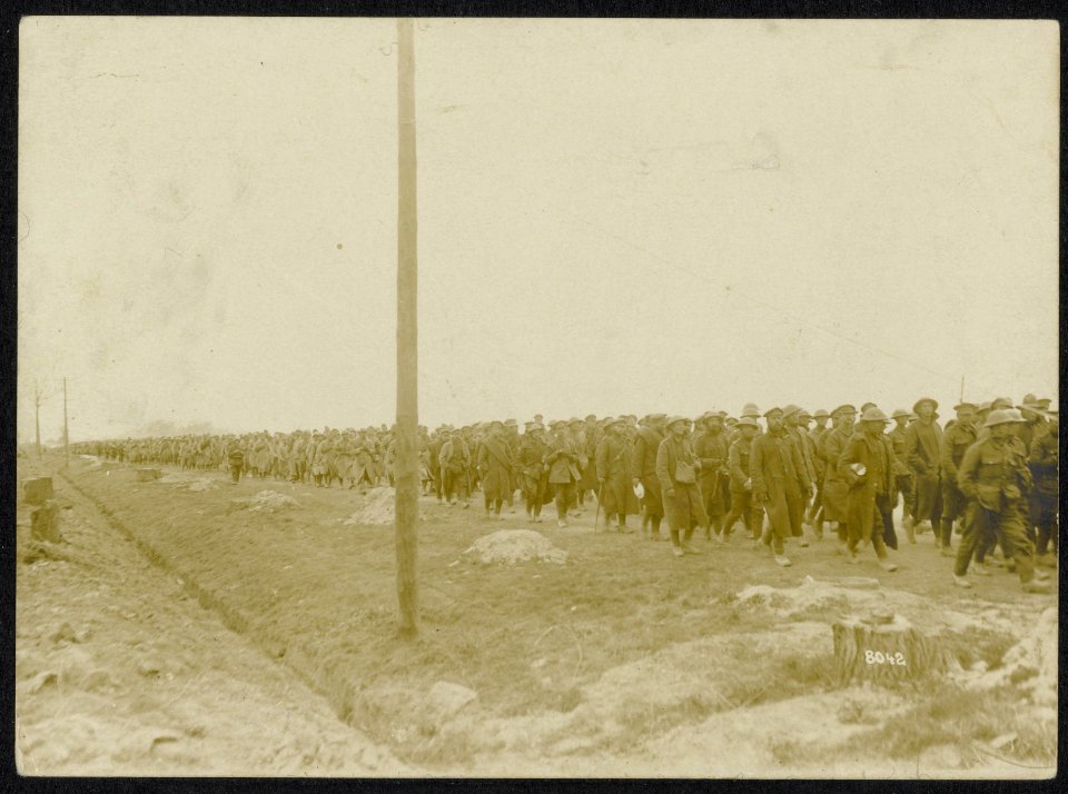 Abtransport engl. und französischen Gefangenen aus den Kampfen vor Montdidier, Bestanddeelnr 158-0492