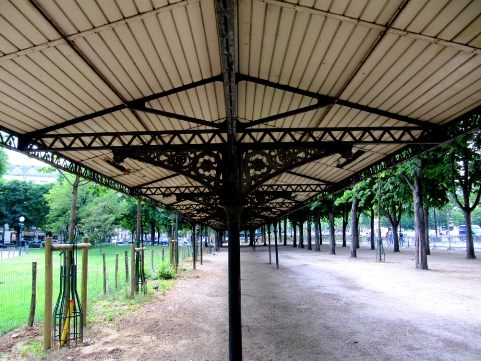 Abri sur les Champs-Elysées