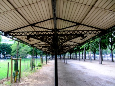 Abri sur les Champs-Elysées