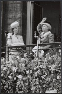 Abdicatie koningin Wilhelmina. Bordescene Paleis op de Dam. Koningin Juliana en , Bestanddeelnr 014-0945