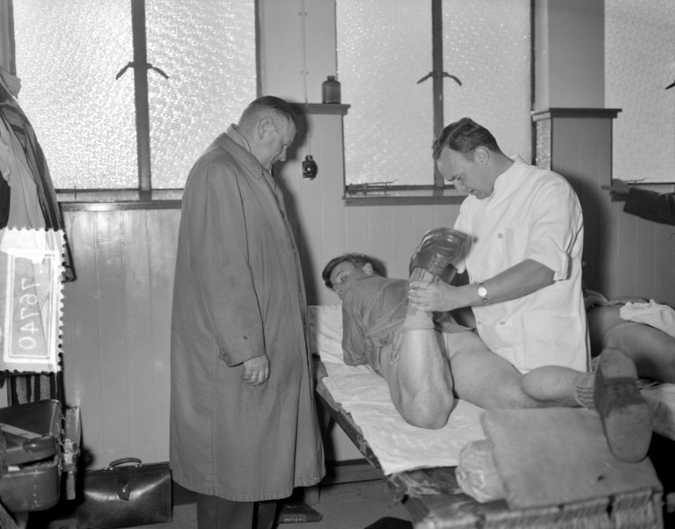 Abe Lenstra en Van der Hart (rechts) op massagetafel voor training, Bestanddeelnr 907-6740