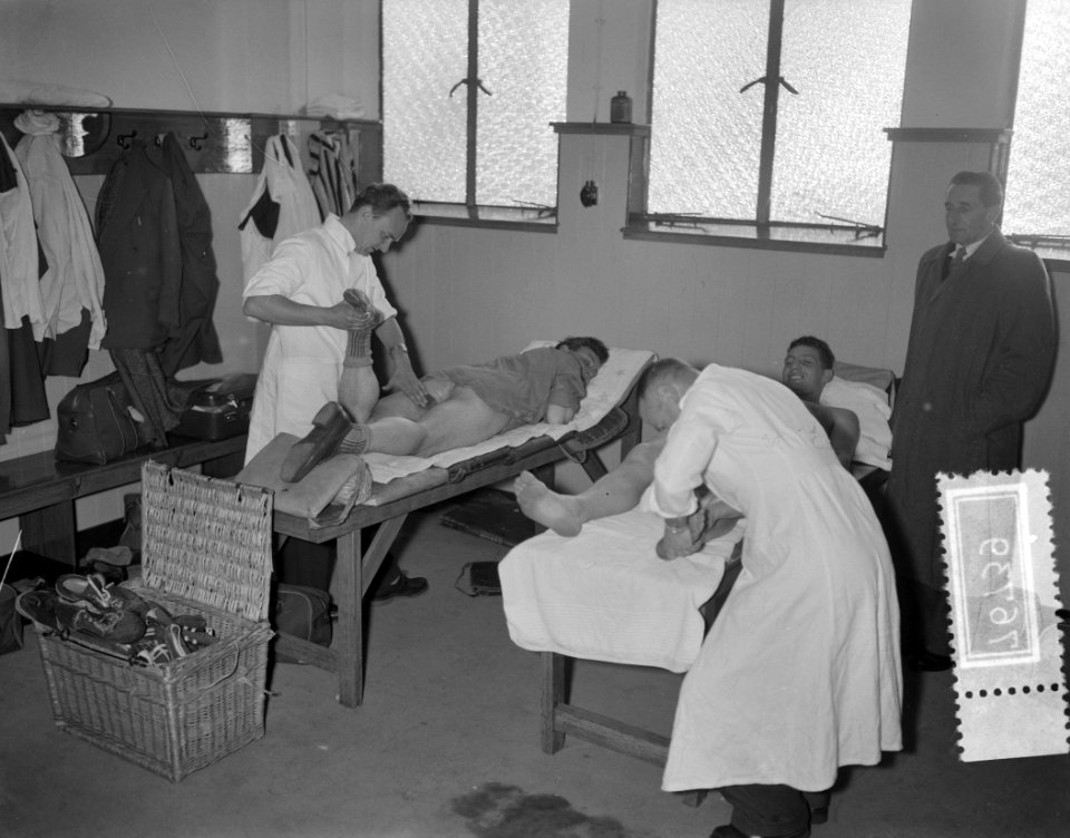 Abe Lenstra en Van der Hart (rechts) op massagetafel voor training, Bestanddeelnr 907-6739