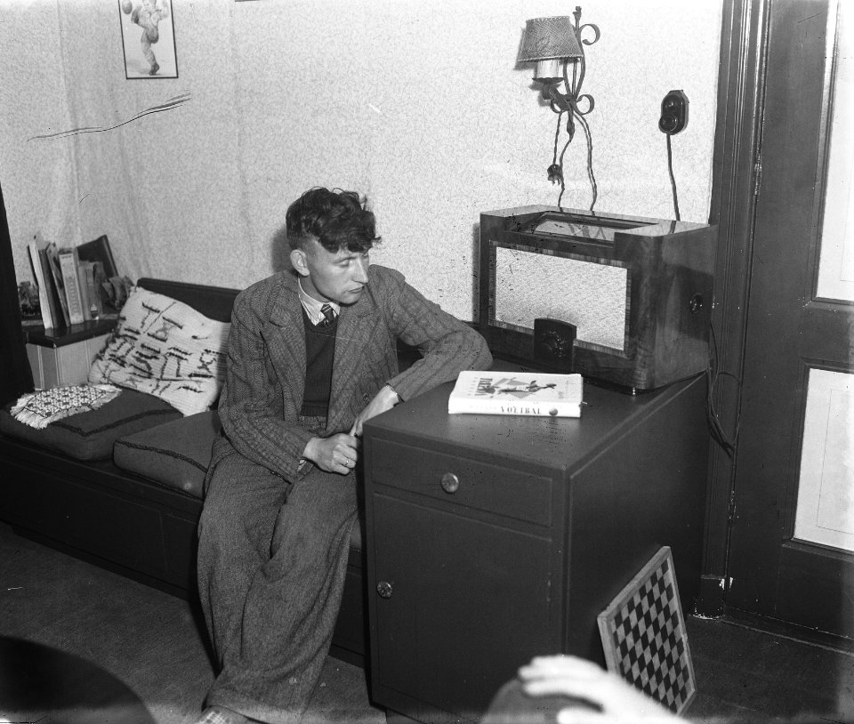 Abe Lenstra naar de radio luisterend, Bestanddeelnr 902-7675