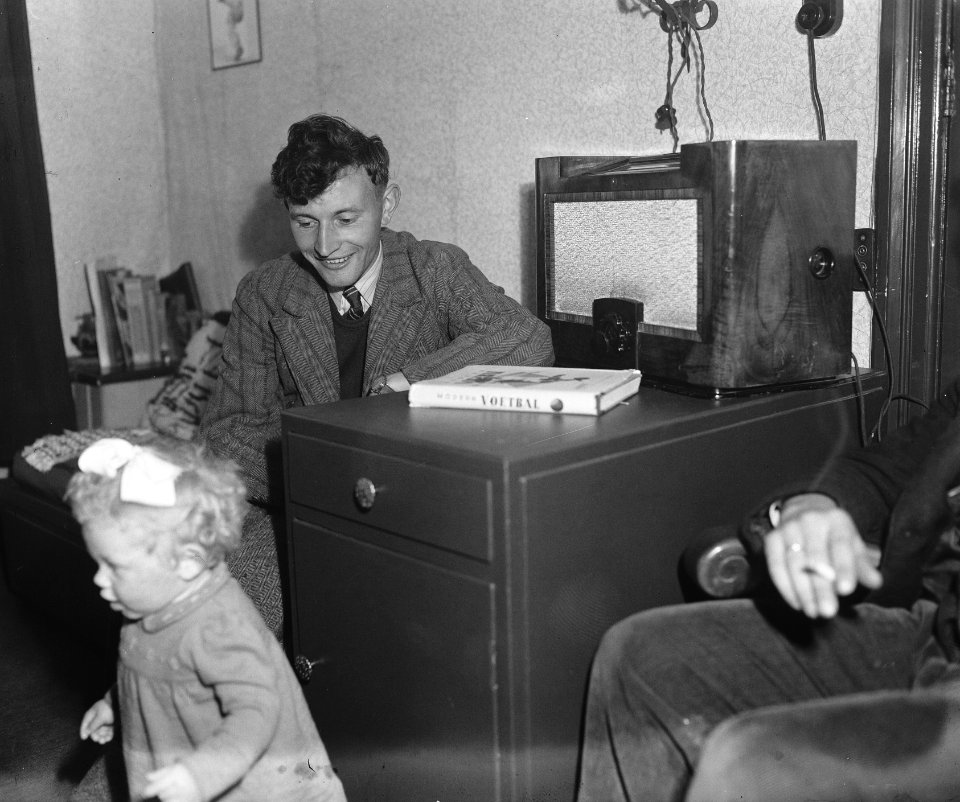 Abe Lenstra naar de radio luisterend, Bestanddeelnr 902-7674