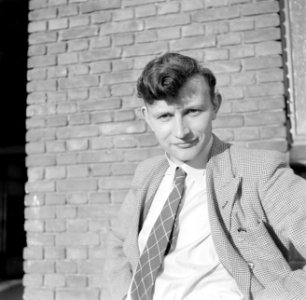 Abe Lenstra (Heerenveen) in het Olympisch Stadion in Amsterdam, enige dagen na d, Bestanddeelnr 191-1064