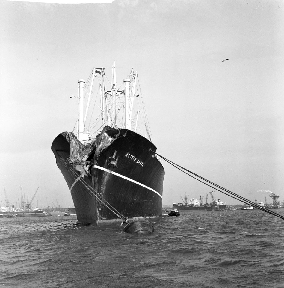 Aanvaring in Rotterdamse Haven de Taurus en de Astrid Bakke, Bestanddeelnr 913-6166