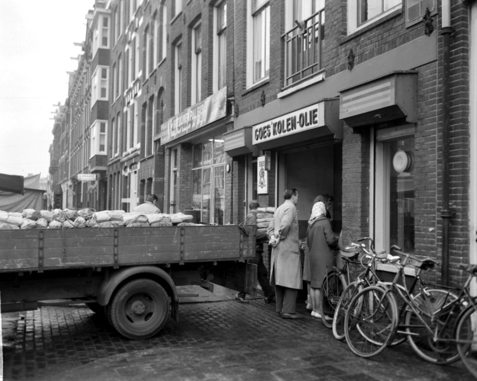 Aanvoer kolen in de Achtergracht te Amsterdam, Bestanddeelnr 914-7127