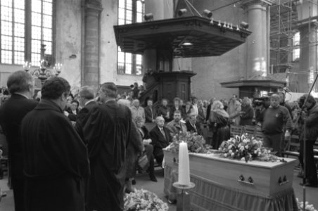 Aanwezigen in de Westerkerk rond de kist met Johnny Jordaan, Bestanddeelnr 934-3870